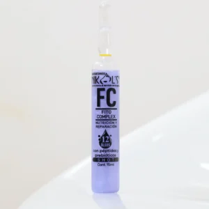 Un pequeño frasco transparente etiquetado “Ampolla Fitocomplex” está de pie sobre una superficie blanca y contiene 15ml de líquido.